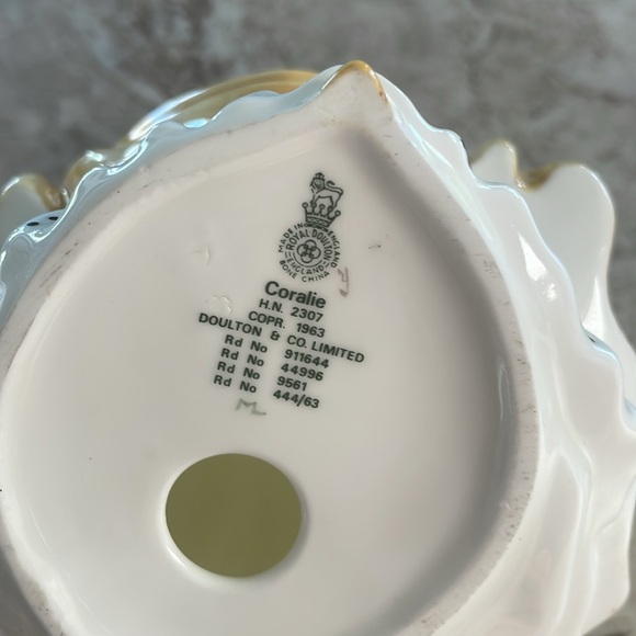 Royal Doulton figure Coralie - Picture 4 of 4